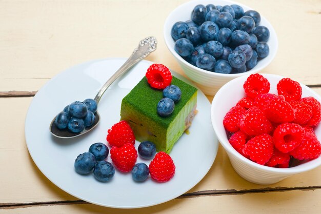 grüner Tee-Matcha-Mousse-Kuchen mit Beeren