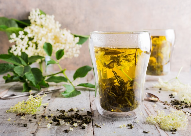 Grüner Tee mit älterer Blume