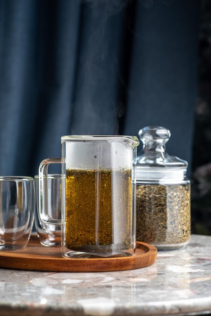 Grüner Tee mit Minze in französischer Presse Gesundes Getränk Detox-Trinken