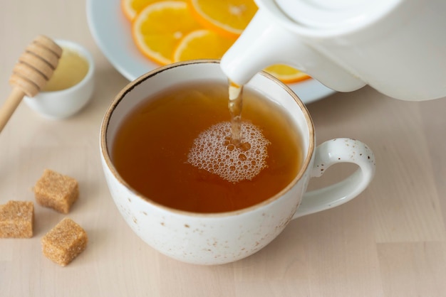 Grüner Tee wird in eine Tasse gegossen