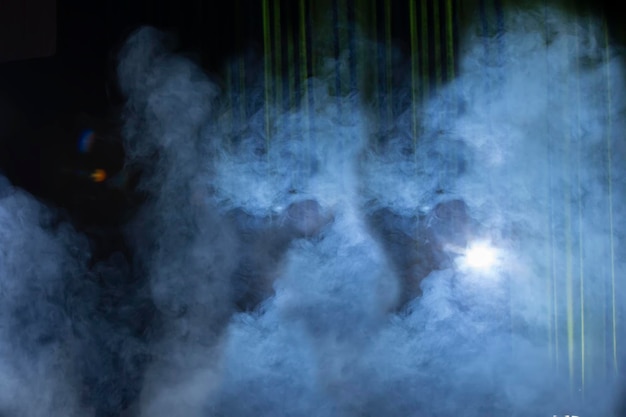 Grüner Theaterhintergrund mit Lichtstrahl und blauem Rauch