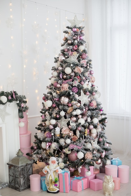 Grüner und weißer Weihnachtsbaum mit rosa Spielzeug-Neujahrs-Wintergeschenkdekor