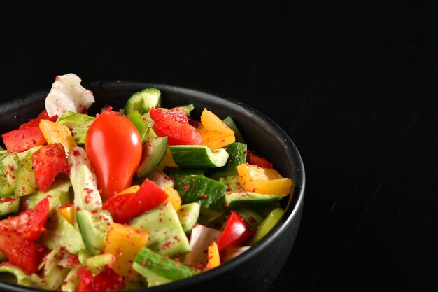 Grüner veganer Salat aus grüner Blättermischung und Gemüse.