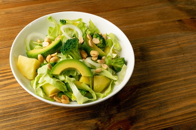 Grüner veganer Salat mit Avocado
