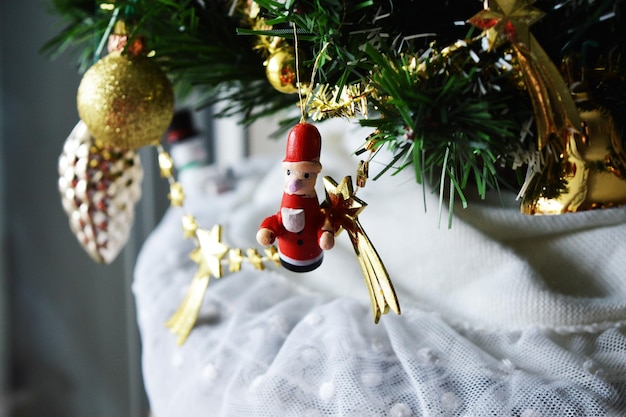 Foto grüner weihnachtsbaum gold rote ornamente girlanden schmuckstücke sterne kiefern geschenke engel weihnachtsmänner schnee fenster