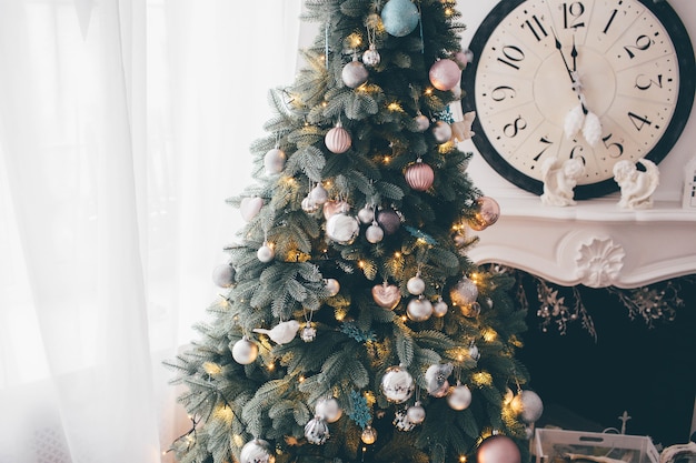 Grüner Weihnachtsbaum in einem weißen Raum