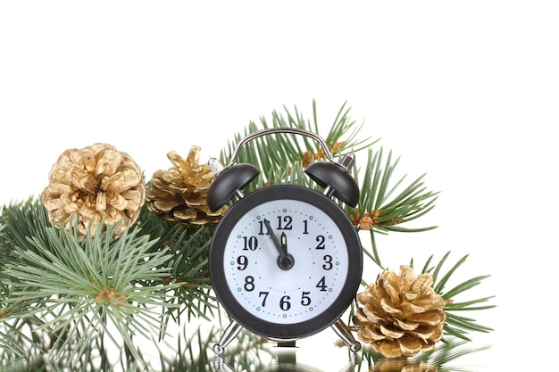 Grüner Weihnachtsbaum und Uhr isoliert auf weiß