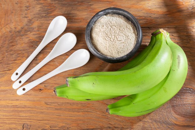 Grünes Bananenmehl auf dem Tisch