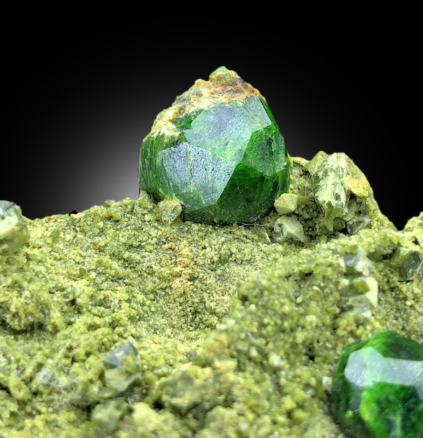 Foto grünes demon-granat-mineral aus ghazni, afghanistan