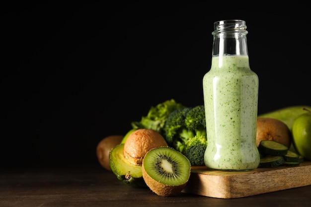 Grünes Detox-Smoothie-Konzept für gesunde Ernährung und gesunden Lebensstil