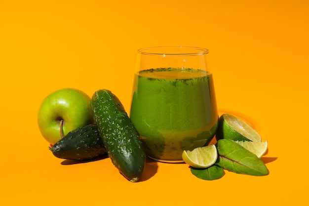 Grünes Detox-Smoothie-Konzept für gesunde Ernährung und gesunden Lebensstil