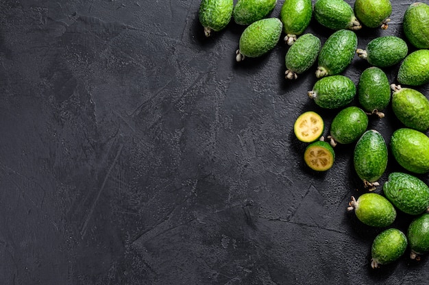 Grünes Feijoa auf schwarzem Brett. Ansicht von oben