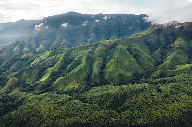 Grünes Gebirgstal nan thailandgrüne Gebirgsfelder mit blauem Himmel