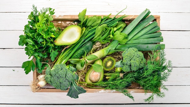 Grünes Gemüse und Obst auf weißem Hintergrund aus Holz Gesundes Essen Draufsicht Kopieren Sie Platz