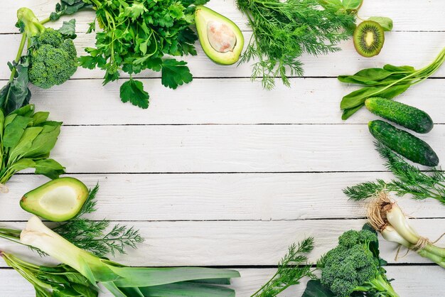 Grünes Gemüse und Obst auf weißem Hintergrund aus Holz Gesundes Essen Draufsicht Kopieren Sie Platz