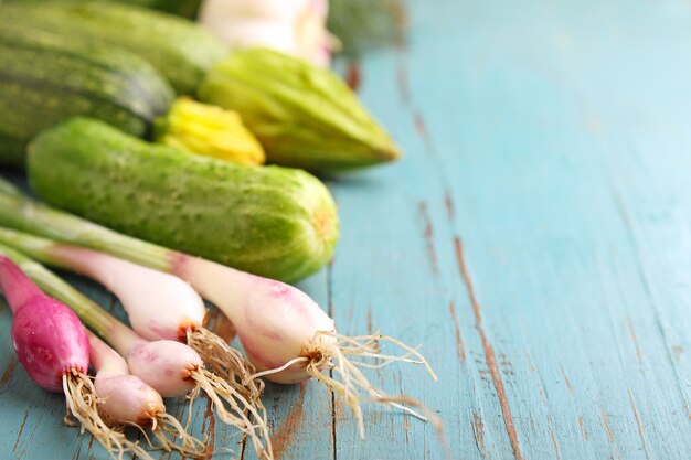 Grünes Gemüse. Zucchini, Zwiebeln, Dill, Gurke, Knoblauch.