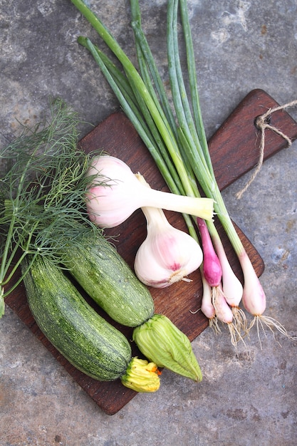 Grünes Gemüse. Zucchini, Zwiebeln, Dill, Gurke, Knoblauch.