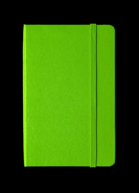 Grünes geschlossenes Notizbuch isoliert auf Schwarz