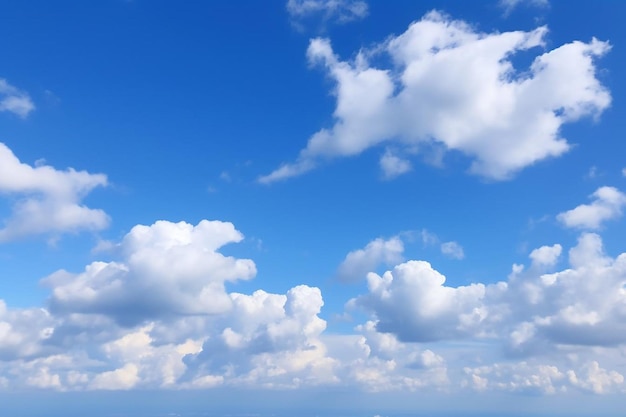 Grünes Grasfeld und blauer Himmel mit weißen Wolken