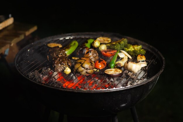 Grünes Grillen Verschiedene Gemüse Artischocken Paprika Auberginen werden gegrillt Richtige vegane Ernährung Dunkler Hintergrund Rote Kohlen