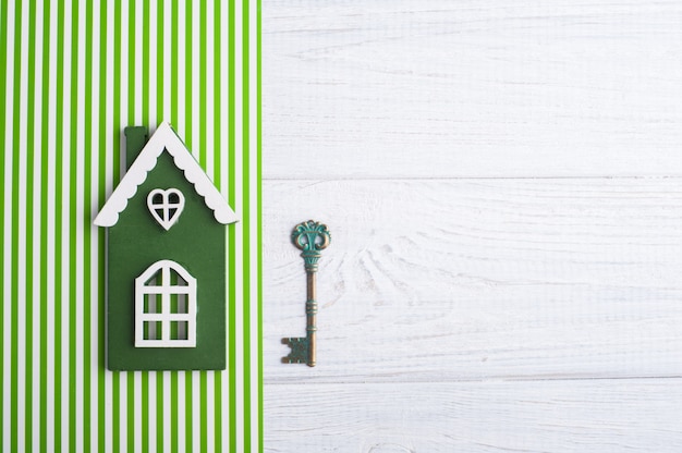 Grünes Holzhaus und Schlüssel