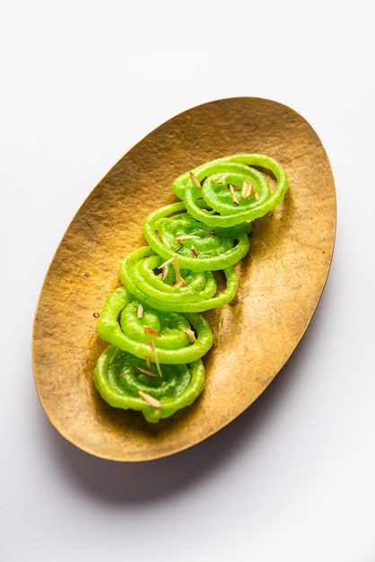 Grünes Jalebi Mithai oder Süßes aus Indien, ein Twist zu einem traditionellen Imarti oder Jilbi