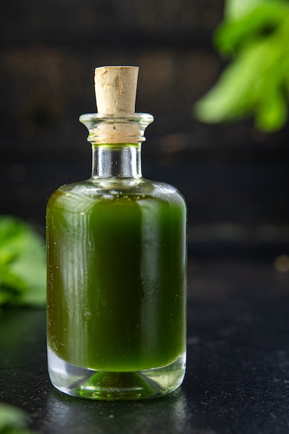Grünes Öl Minze Petersilie oder Basilikum frische Portion bereit zum Essen Snack auf dem Tisch kopieren Raum Essen