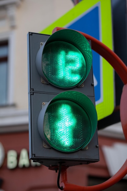 Grünes Licht an einer Fußgängerampel Sicheres Überqueren der Straße