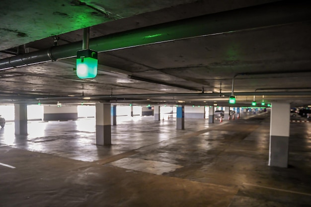 Grünes Lichtzeichen für leeren, freien Parkplatz