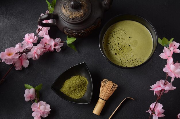 Grünes Matcha-Teegetränk und Teezubehör auf weißem Hintergrund. Konzept der japanischen Teezeremonie. Detox-Tee. Antioxidatives Getränk