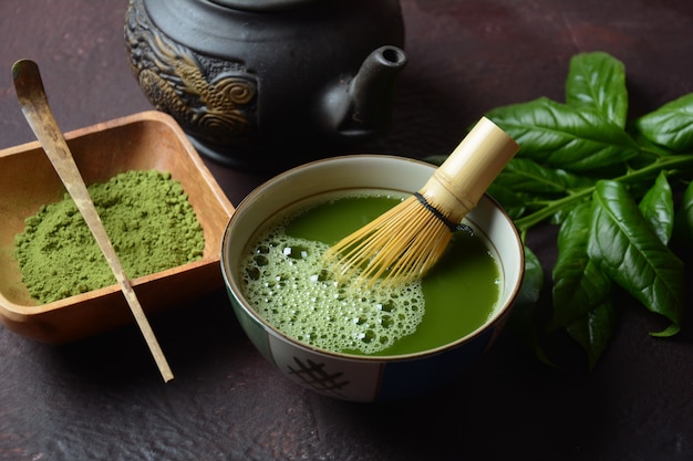 Grünes Matcha-Teegetränk und Teezubehör