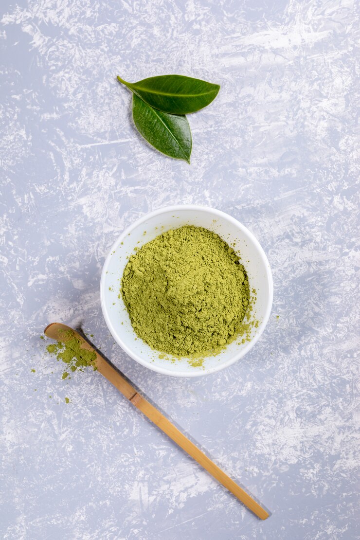 Grünes Matcha-Teepulver in einer weißen Schüssel