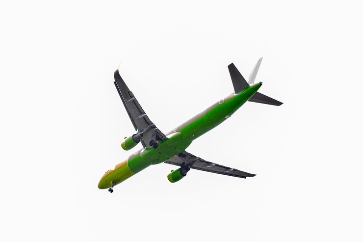 Foto grünes passagierflugzeug auf weißem hintergrund