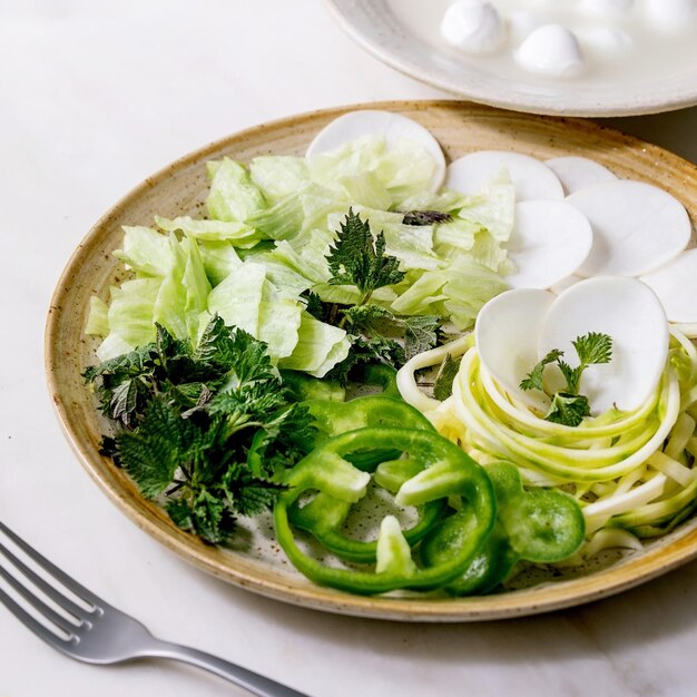 Grünes rohes Gemüse und Kräuter für Salat