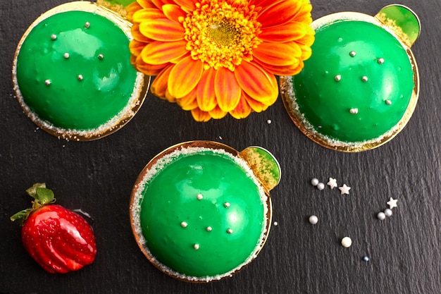 Grünes rundes Dessert. Kuchen, auf einem dunklen Hintergrund