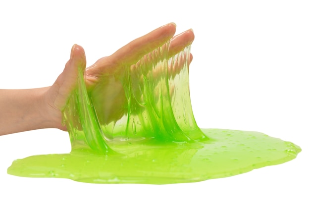 Grünes Schleimspielzeug in der Frauenhand lokalisiert auf Weiß
