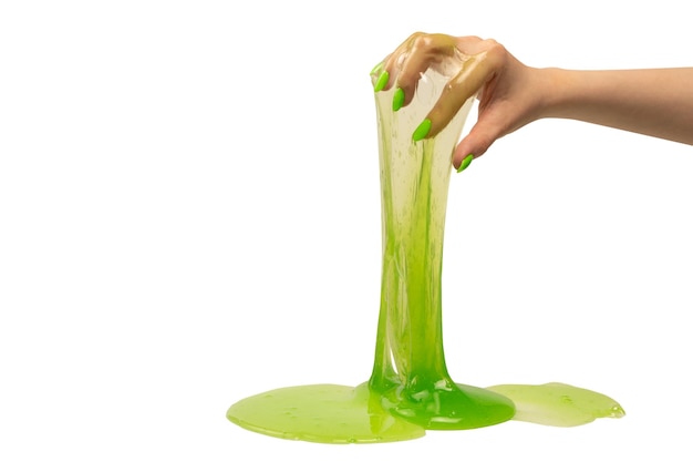 Grünes Schleimspielzeug in Frauenhand mit grünen Nägeln isoliert auf weißem Hintergrund