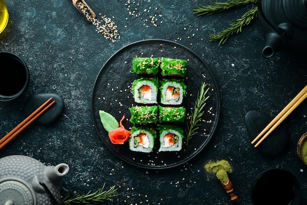 Grünes Sushi. Japanisches Sushi mit Chuka-Salat. Asiatische Diätkost. Ansicht von oben.