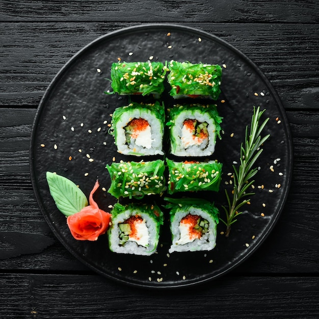 Grünes Sushi Japanisches Sushi mit Chuka-Salat Asiatische Diätkost Draufsicht