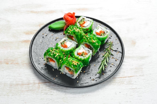 Grünes Sushi Japanisches Sushi mit Chuka-Salat Asiatische Diätkost Draufsicht
