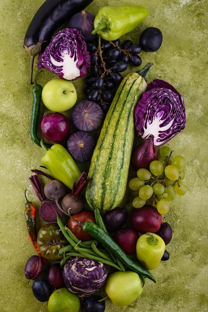 Foto grünes und violettes gemüse erntekonzept