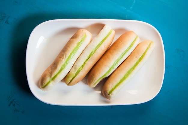 Grünes Vanillepuddingcremebrot, Creme selbst gemacht durch Bananenblatt auf weißer Platte