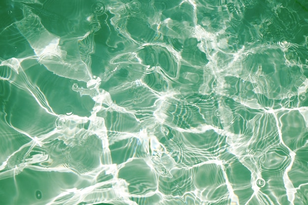 Grünes Wasser im Swimmingpoolhintergrund