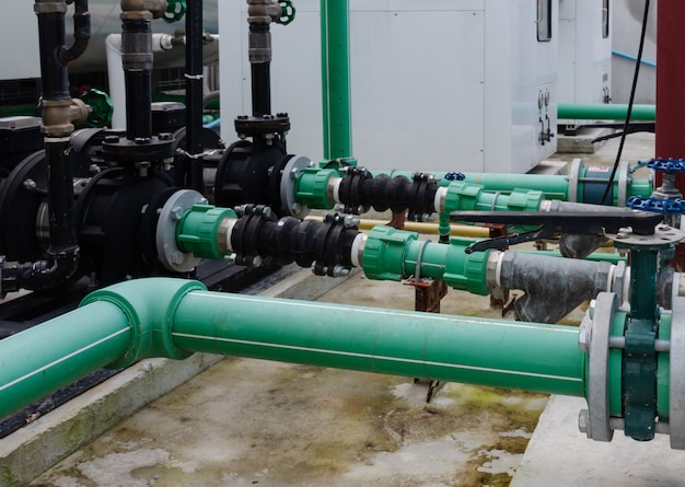 Foto grünes wasserversorgungssystem der stahlrohrfabrik