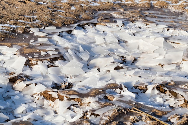 Una gruesa capa de hielo se formó en el territorio del campo.