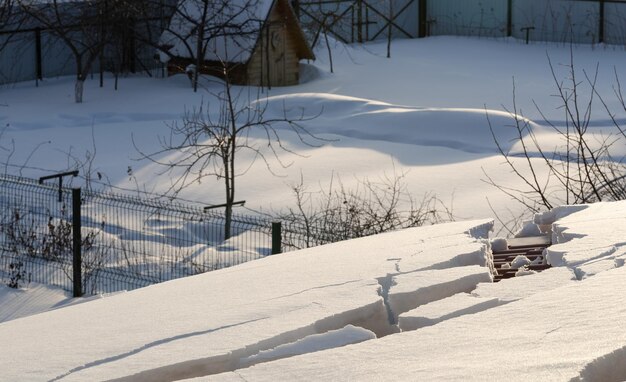 Una gruesa capa de nieve se desliza del techo