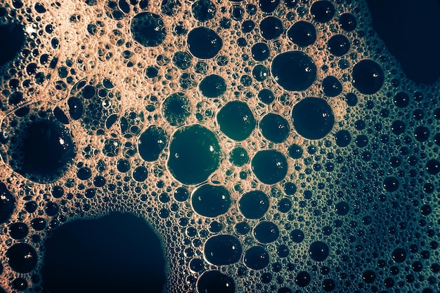 Gruesa espuma de jabón burbujeante en la superficie del agua degradado de colores de moda Textura macro de espuma de pompas de jabón