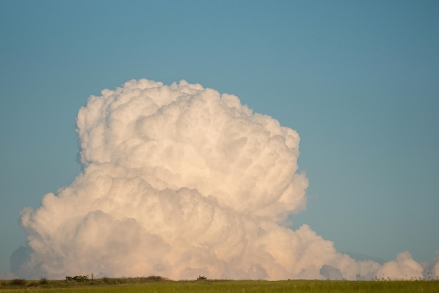 Gruesas nubes blancas en el cielo azul