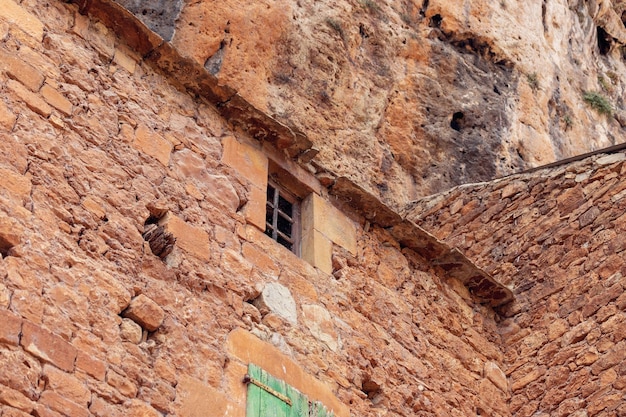 Grueso muro de piedra de roca de construcción medieval se adjunta antiguo pueblo de Peyre Aveyron Francia