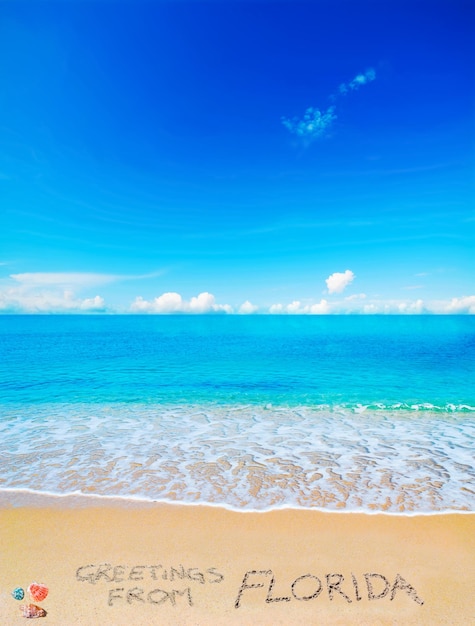 Grüße aus Florida, geschrieben an einem tropischen Strand